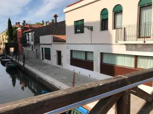 a view of a canal in a city with buildings at Appartamento Alla Corte in Venice