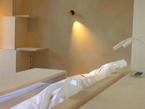 a hotel room with a bed and a lamp at Design B&B Logidenri in Ghent