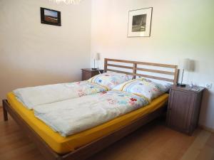 een bed in een slaapkamer met 2 nachtkastjes en 2 lampen bij Ferienwohnung Bergahorn in Todtnauberg