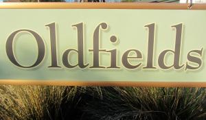 Um certificado, prémio, placa ou documento mostrado em Oldfields