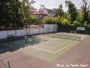 una pista de tenis con 2 personas jugando al tenis en 4U Apartment - Gurko, en Burgas