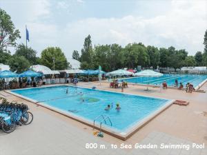 una gran piscina con gente. en 4U Apartment - Gurko, en Burgas