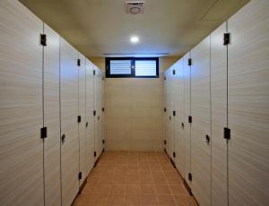 rząd szafek na siłowni z oknem w obiekcie Divecube Hotel w mieście Taizhong