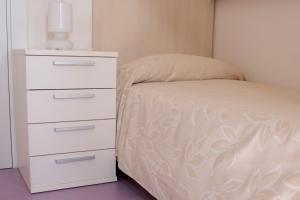 ヴァストにあるA San Nicolaのベッドルーム(白いドレッサー、ベッド1台付)