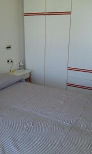 サン・ニコーラ・アルチェッラにあるLast minute Villetta in Calabriaの空きベッドルーム(ベッド1台、クローゼット付)