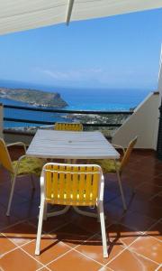 サン・ニコーラ・アルチェッラにあるLast minute Villetta in Calabriaの海を望むバルコニー(テーブル、椅子付)