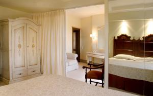 Postel nebo postele na pokoji v ubytování Great Greece Le Convivial Suites