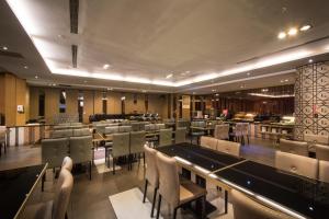 嘉义市嘉禾玉山国际大饭店 的有桌椅和酒吧的餐厅 更多28张照片