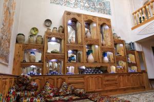 uma loja com vasos em exposição num quarto em Shaherezada Boutique Hotel em Khiva