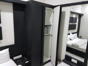 Postel nebo postele na pokoji v ubytování Hotel Paramount Inn