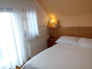 a bedroom with two beds and a window at Ferienhaus in der Schlipfing mit Garten in Altmünster