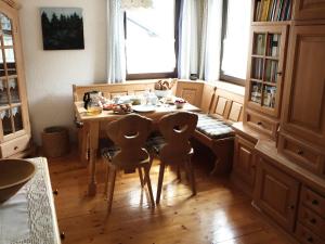 cocina con mesa de madera y 2 sillas en Ferienhaus in der Schlipfing mit Garten en Altmünster