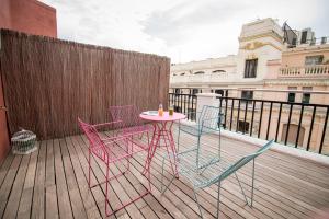 een patio met drie stoelen en een tafel op een terras bij Petit Palace Puerta del Sol in Madrid