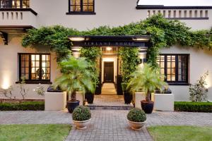 een ingang naar een huis met planten erop bij Firlane House in Bredasdorp