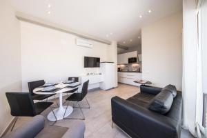 a living room with a black couch and a table at Monica Appartamenti in Sirmione