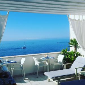 un restaurante con vistas al océano en B&B Punta Cutieri, en Gallipoli