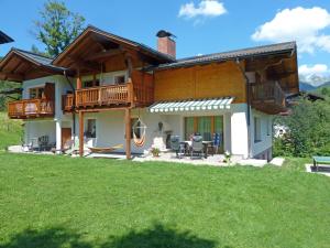 domek z bali z tarasem i patio w obiekcie Haus Dachstein w mieście Filzmoos