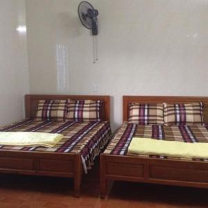 two beds sitting next to each other in a room at Nha Nghi Gia Bao in Quảng Ninh