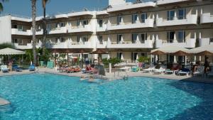 Bazén v ubytování Astron Hotel nebo v jeho okolí