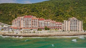 una vista aérea de un complejo en la playa en Royal Bay Hotel - All Inclusive en Elenite