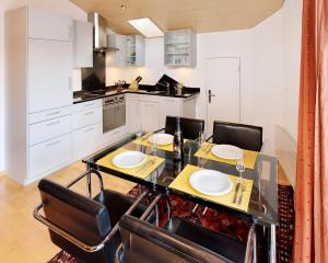 eine Küche mit einem Esstisch und Stühlen in der Unterkunft Haus Rubin in Saas-Almagell