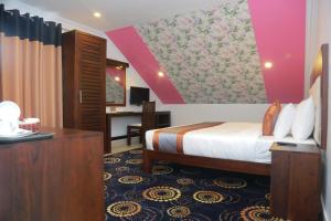 Postel nebo postele na pokoji v ubytování Galaxy Grand Hotel