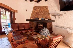 A seating area at Hostal La Guineu