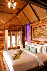 A bed or beds in a room at Phi Phi Phu Chalet Resort