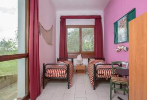 um quarto com cadeiras, uma mesa e uma janela em Il Lato Azzurro em Veneza