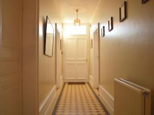 korytarz z białymi drzwiami i podłogą wyłożoną kafelkami w obiekcie Majestic villa in Cussay with swimming pool w mieście Cussay