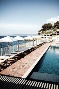 Bassenget på eller i nærheten av Les Roches Rouges, a Beaumier hotel