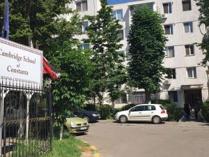 コンスタンツァにあるBobocea Summer Apartmentの建物横の駐車場に駐車した白車