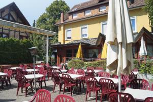 ein Haufen Tische und Stühle mit Sonnenschirmen vor einem Gebäude in der Unterkunft Gasthof zur Traube in Konstanz
