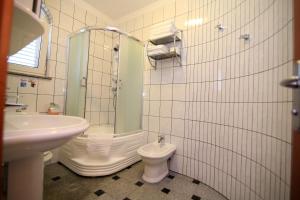 Koupelna v ubytování Apartments Šulekić