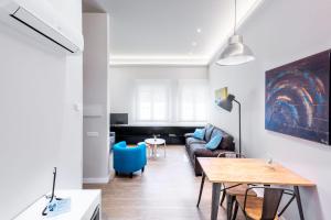 a living room with a couch and a table at Apartamento Greco Toledo in Toledo