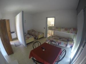 Kleines Zimmer mit 2 Betten und einem Tisch in der Unterkunft Camping Villaggio Paradiso in Domaso