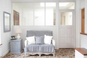 a white room with a chair and a window at Luskin's in Cong