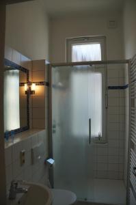 ein Badezimmer mit Dusche und Waschbecken in der Unterkunft Ferienwohnung Sandrose in Wangerooge