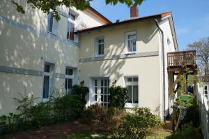 eine Außenansicht des Hauses in der Unterkunft Ferienwohnung Sandrose in Wangerooge