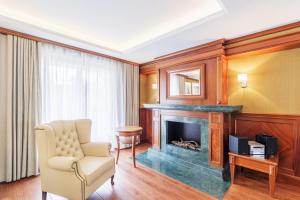 ソポトにあるGrand Apartments - Blue Marlin - Luxury Apartmentsのリビングルーム(暖炉、椅子付)