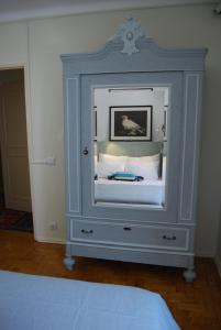 a blue cabinet with a bed in a bedroom at Casa Maria Obidos in Óbidos