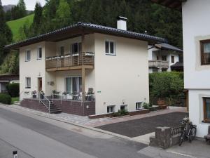 AußervillgratenにあるFerienwohnung Dolomitenheimの通りに面した白い家