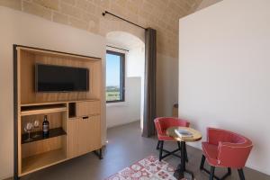 TV at/o entertainment center sa Masseria Amastuola Wine Resort