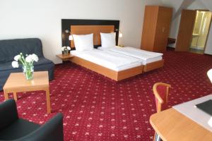Postel nebo postele na pokoji v ubytování Hotel zum Rössel