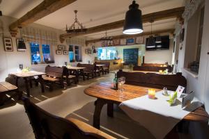 restauracja ze stołami i kanapami w pokoju w obiekcie Hotel Biathlon Sport & Spa w Szklarskiej Porębie