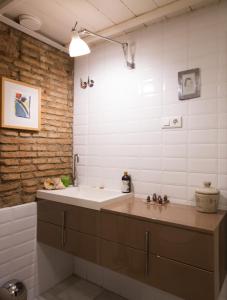 a bathroom with a sink and a bath tub at Atlas in Málaga
