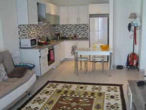 eine Küche mit einem Sofa und einem Tisch in einem Zimmer in der Unterkunft Emerald Towers Residence in Avsallar