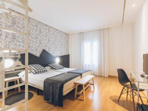 سرير أو أسرّة في غرفة في Hotel Urdanibia Park