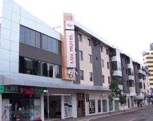Un edificio con un cartel en el costado. en Luz Hotel Pato Branco, en Pato Branco
