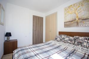 een slaapkamer met een bed en een schilderij aan de muur bij Versus Apartment near City of Arts in Valencia